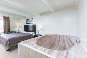 Escritorio, cortinas blackout y sistema de insonorización 