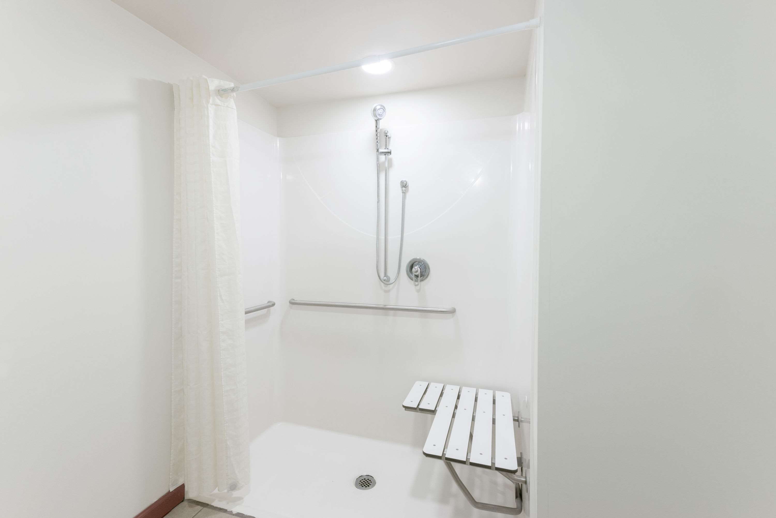 Chambre, 1 très grand lit, accessible aux personnes à mobilité réduite (Mobility Roll-In Shower) | Salle de bain | Ensemble douche/baignoire, sèche-cheveux, serviettes fournies, savon