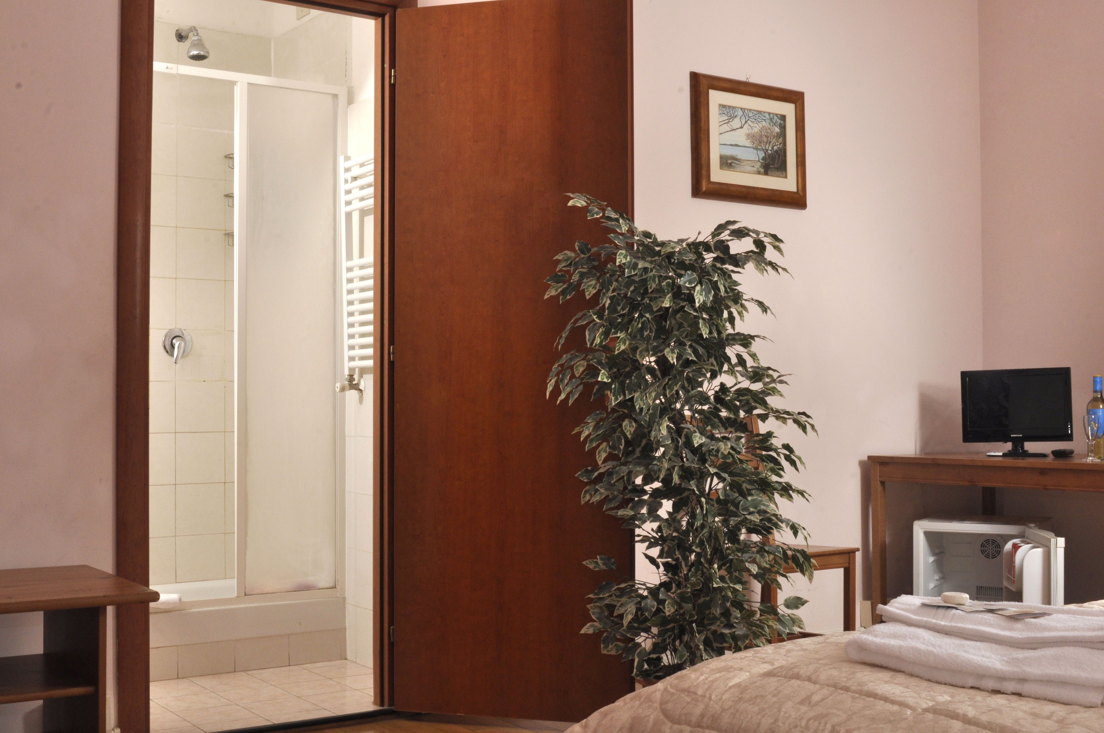 Dúnsængur, míníbar, myrkratjöld/-gardínur, hljóðeinangrun