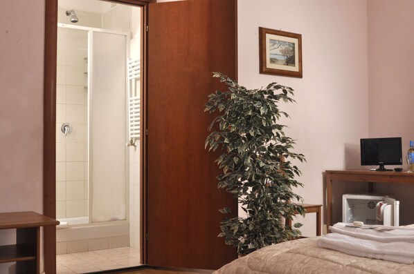 Down duvets, minibar, blackout curtains, soundproofing - Gialel Guesthouse (Rome)