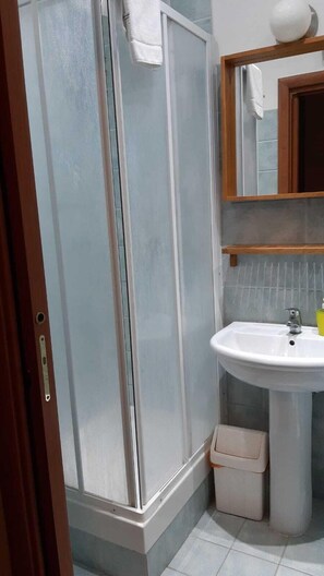 Double Room, Private Bathroom | Bathroom | Shower, hair dryer, towels - Gialel Guesthouse (Rome)