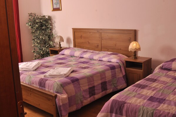 Down duvets, minibar, blackout curtains, soundproofing - Gialel Guesthouse (Rome)