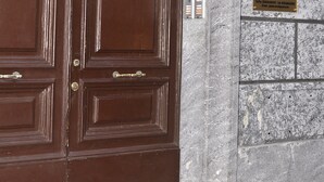 A large wooden door with a plaque indicating it is a guest house. - Gialel Guesthouse (Rome)