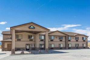 A Days Inn building with a covered entrance, multiple windows, and a flat roof.