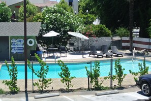 Outdoor pool, sun loungers - Vino Inn & Suites (Atascadero)
