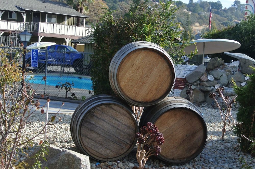 Vino Inn & Suites