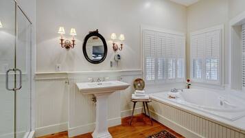 Superior Room, 1 King Bed, Balcony (Courtyard Superior King Bal Fireplace) | Bathroom | Jetted bath, free toiletries, hair dryer, towels