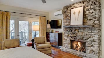 Kamar Superior, 1 Tempat Tidur King, balkon (Courtyard Superior King Bal Fireplace) | Seprai premium, meja kerja, setrika/meja setrika, dan Wi-Fi gratis