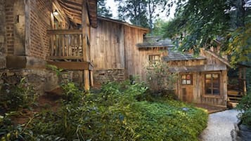Superior Room, 1 King Bed (Blacksmith Cabin Room) | Premium bedding, desk, iron/ironing board, free WiFi