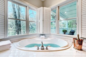 Superior Room, 1 King Bed, Balcony (Courtyard Superior King Bal Fireplace) | Deep-soaking bathtub