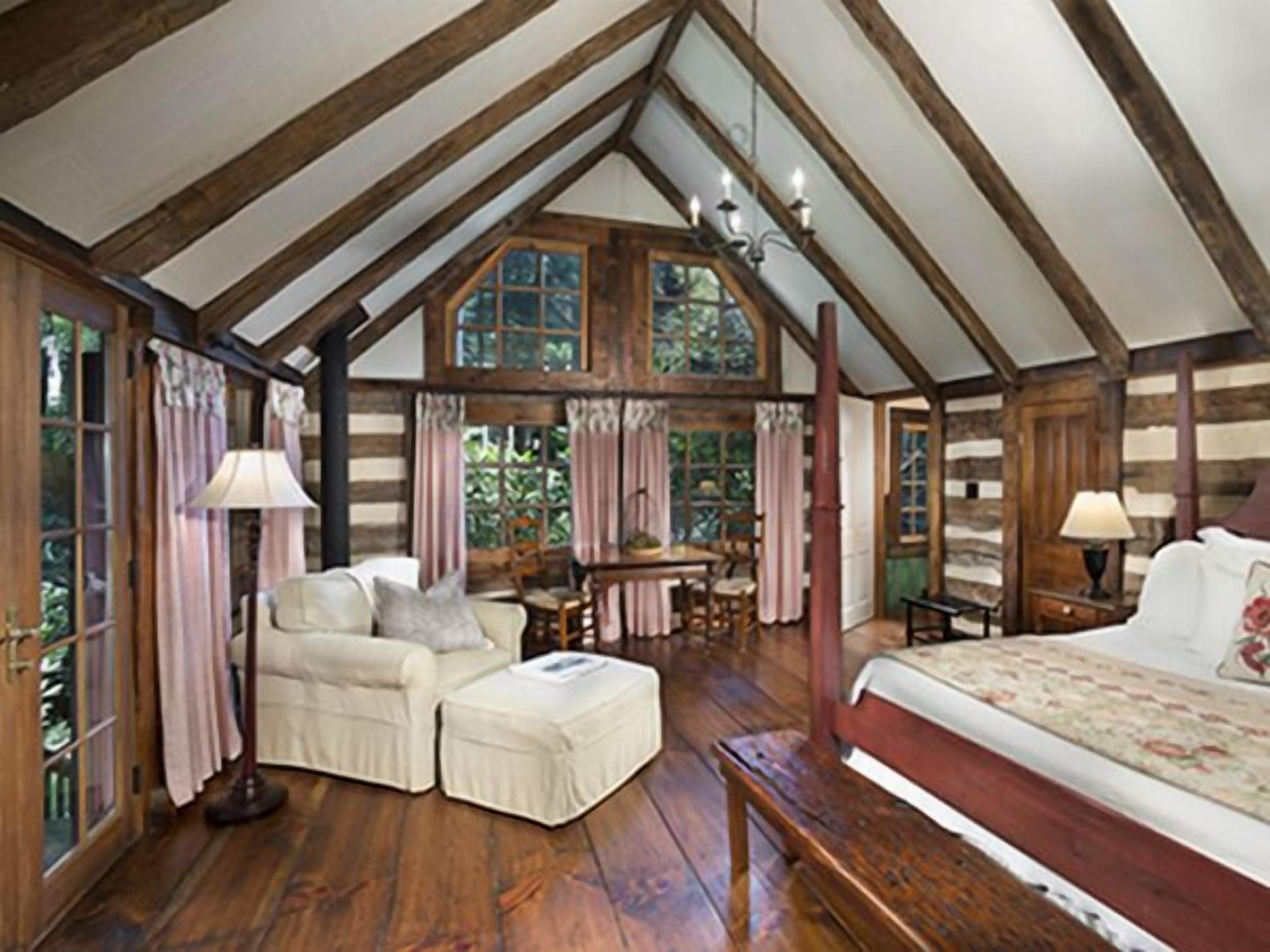 Superior Room, 1 King Bed (Blacksmith Cabin Room) | Bathroom | Jetted tub, free toiletries, hair dryer, towels