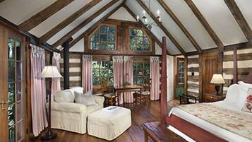 Habitación superior, 1 cama King size (Blacksmith Cabin Room) | Baño | Tina de hidromasaje, amenidades de baño gratuitas, secadora de cabello