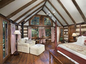 Habitación superior, 1 cama King size (Blacksmith Cabin Room) | Baño | Tina de hidromasaje, amenidades de baño gratuitas, secadora de cabello