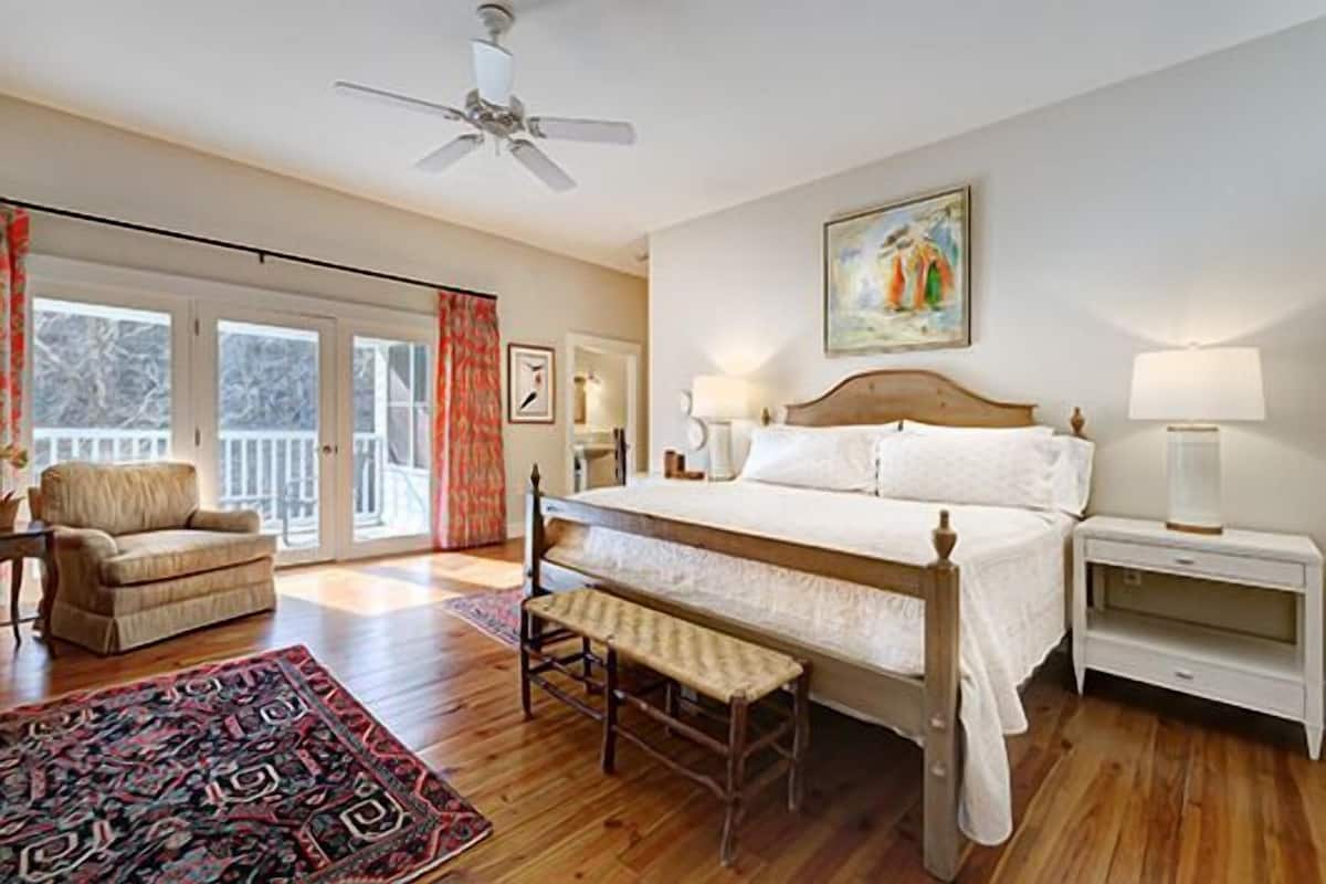 Deluxe kamer, 1 kingsize bed, balkon (Courtyard Standard King Balcony Firep) | Luxe beddengoed, een bureau, een strijkplank/strijkijzer, gratis wifi