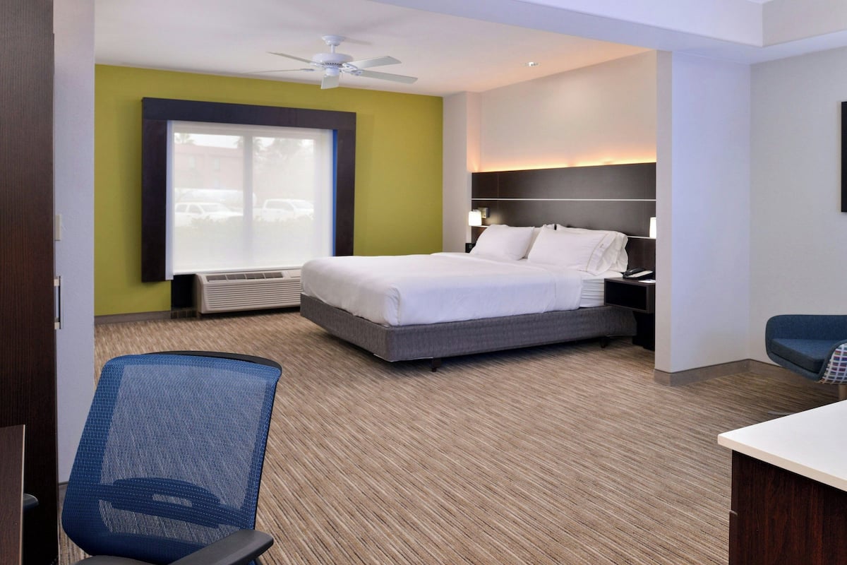 In-room safe, desk, iron/ironing board, rollaway beds