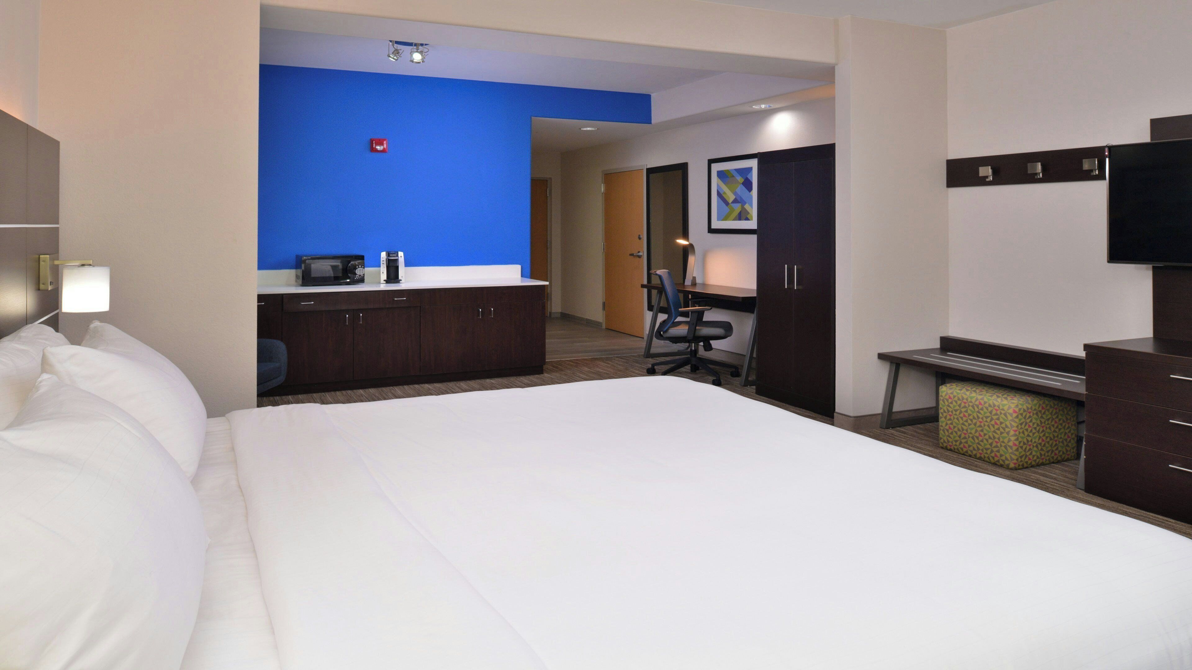 Suite, 1 King Bed with Sofa bed (& Sofa Bed) | In-room safe, desk, iron/ironing board, rollaway beds