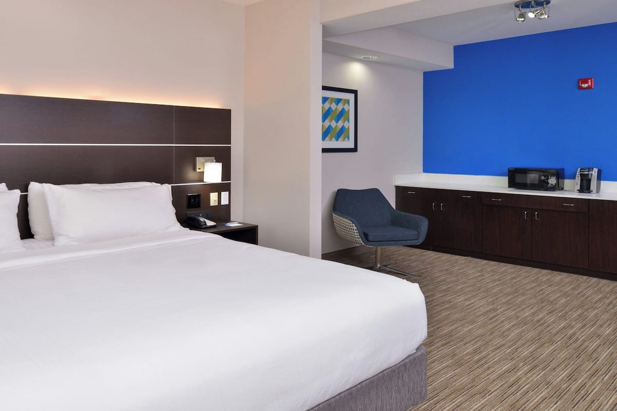 Standard Room, 1 King Bed | In-room safe, desk, iron/ironing board, rollaway beds