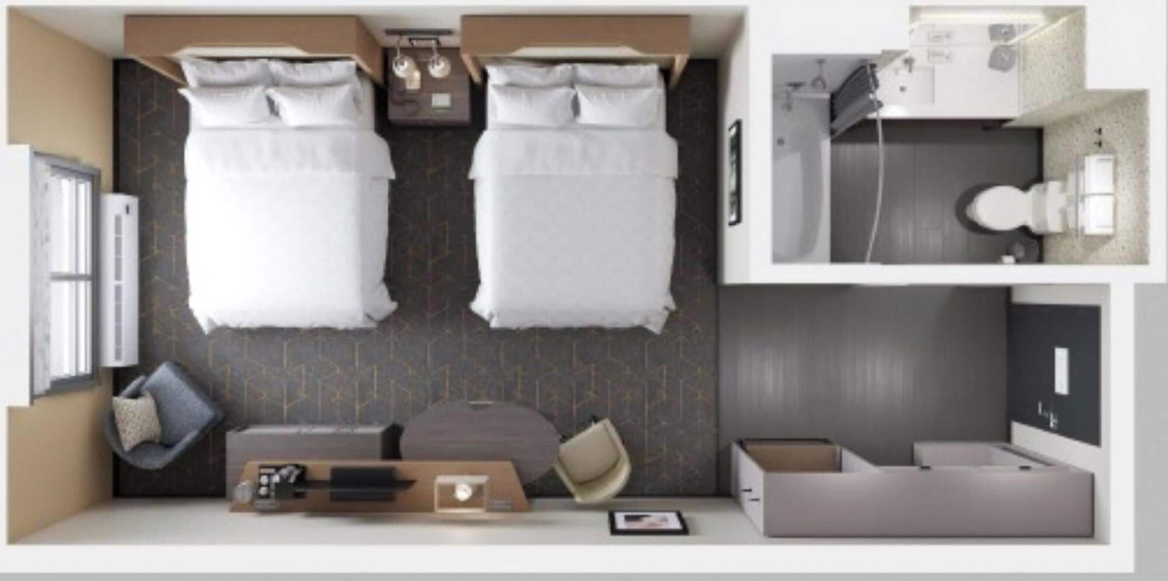 Une chambre d’hôtel avec deux lits, un bureau, une chaise, un canapé, une petite table, un miroir, une armoire et une salle de bain comprenant des toilettes, un lavabo et une douche.