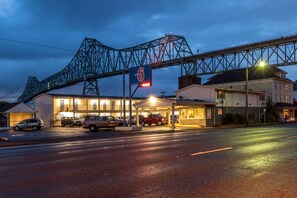Front of property - evening/night - Motel 6 Astoria, OR (Astoria)