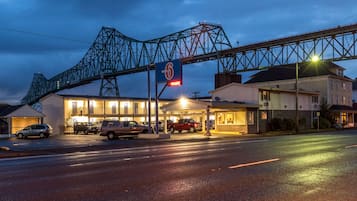 Fachada de la propiedad por la tarde o noche