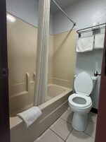 Bañera con ducha, secador de pelo, toallas