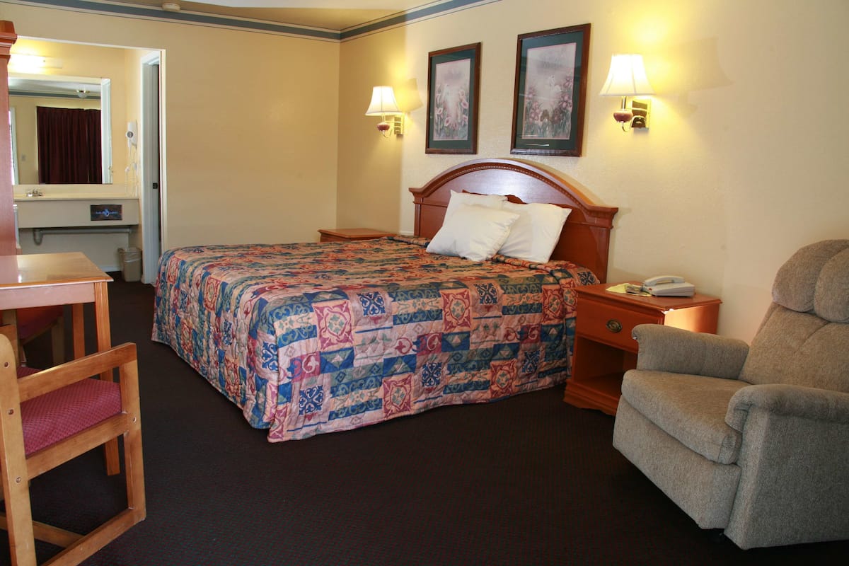 Room, 1 King Bed, Non Smoking | Iron/ironing board, free WiFi, bed sheets, alarm clocks