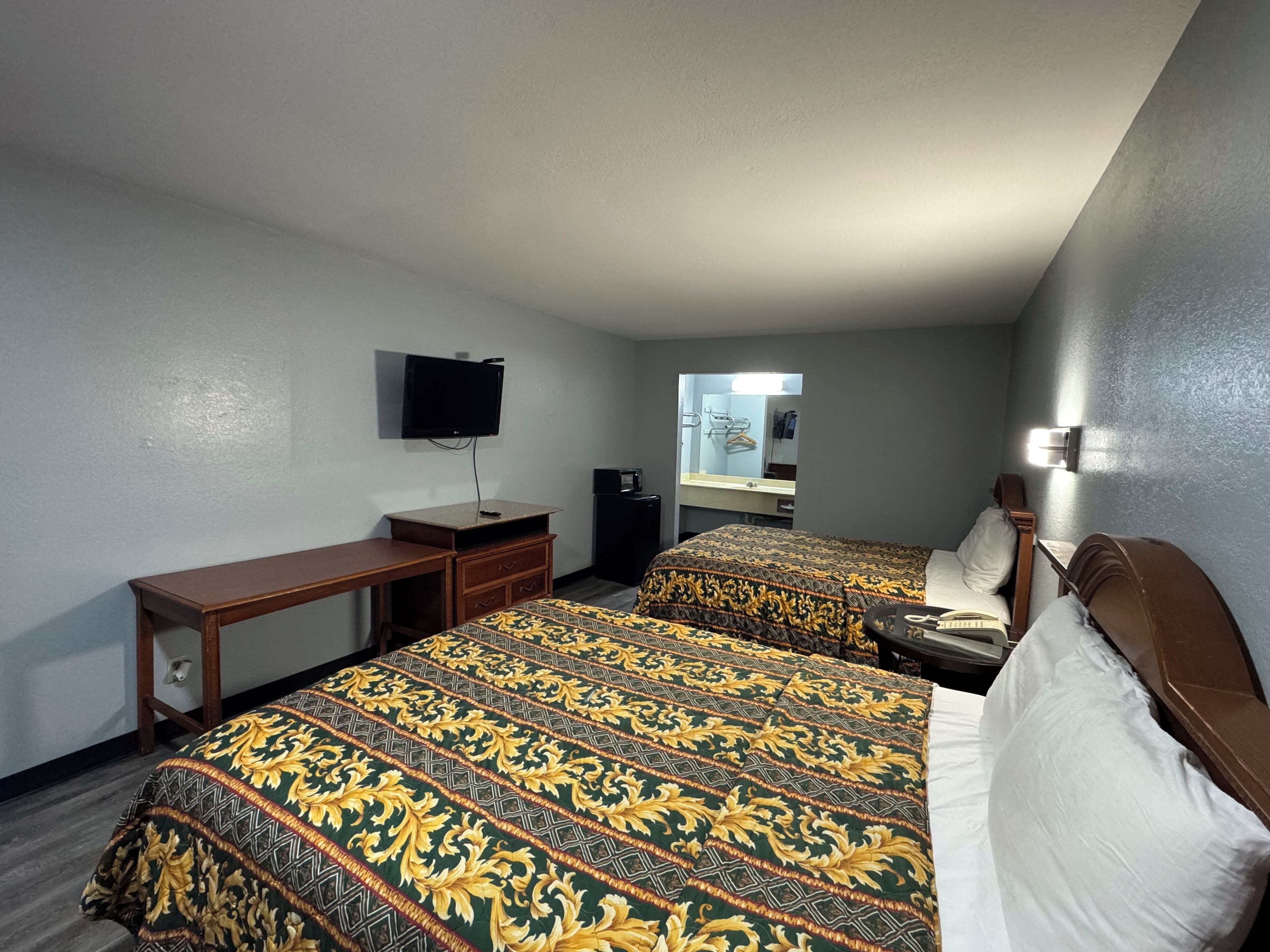 Setrika/meja setrika, Wi-Fi gratis, seprai linen, dan jam alarm