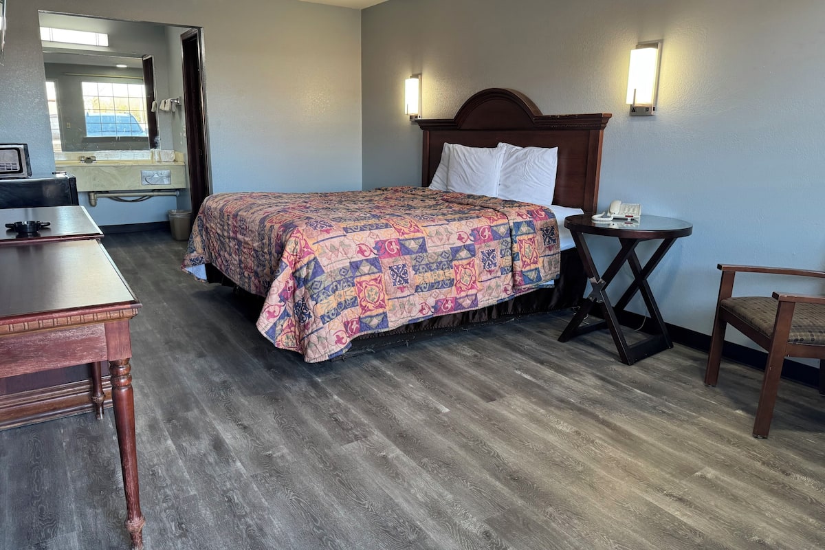 Room, 1 King Bed, Non Smoking | Iron/ironing board (on request), WiFi (free), alarm clocks, bed sheets