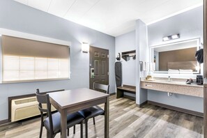 Rom – standard, 2 queensize-senger, ikke-røyk | Skrivebord, strykejern/-brett, wi-fi (inkludert) og vekkerklokke