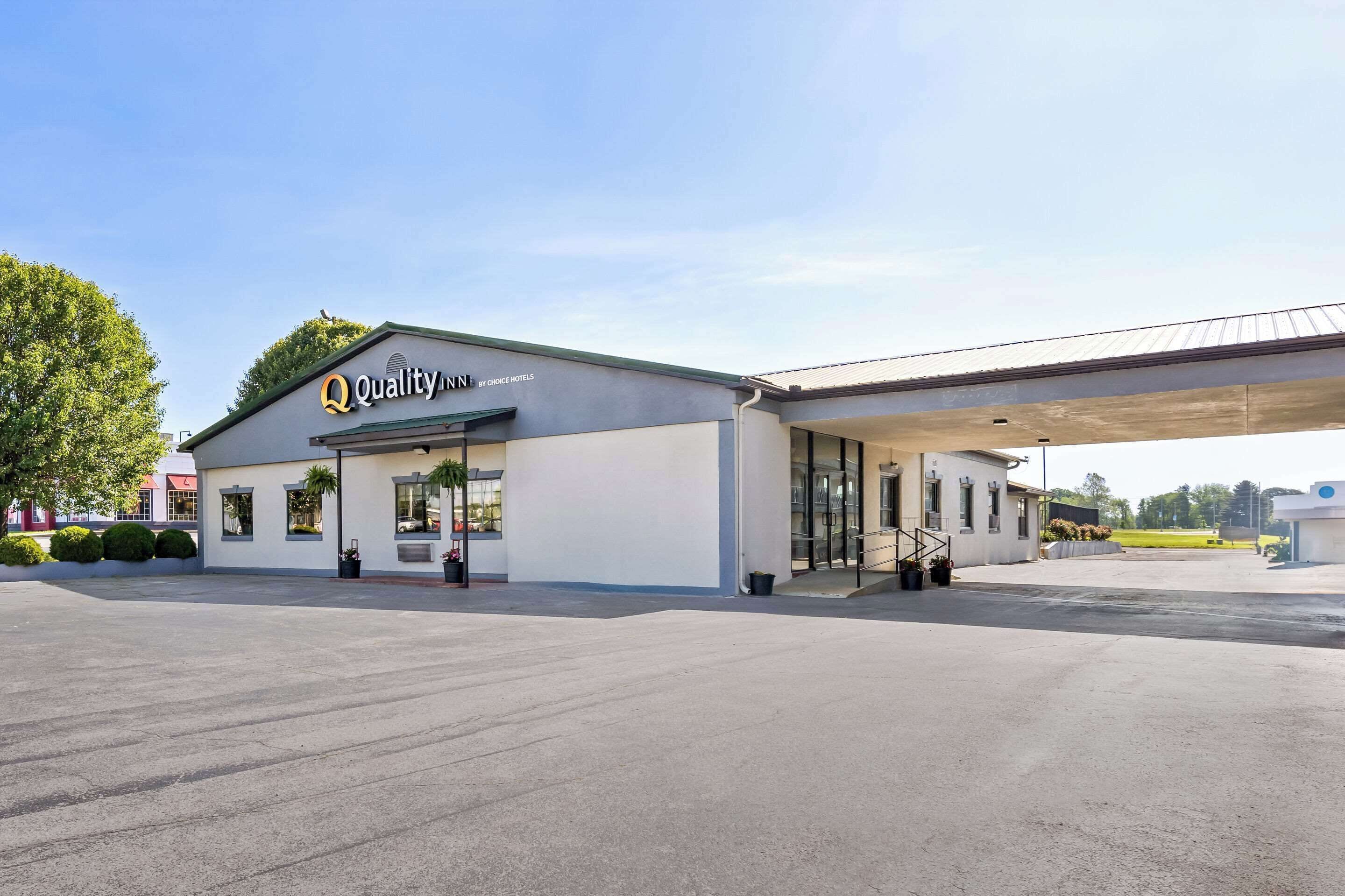 Un hotel con un letrero que dice "Quality Inn by Choice Hotels".
