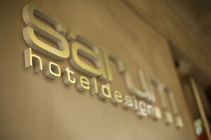Une enseigne portant l’inscription « Selvi hoteldesign ».