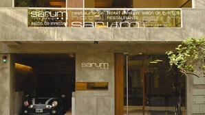A building with a sign reading "sarum hoteldesign" and "salón de eventos". - Sarum Hotel Design (Buenos Aires)