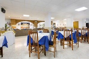 Breakfast, lunch and dinner served - Hotel Condal (Benidorm)