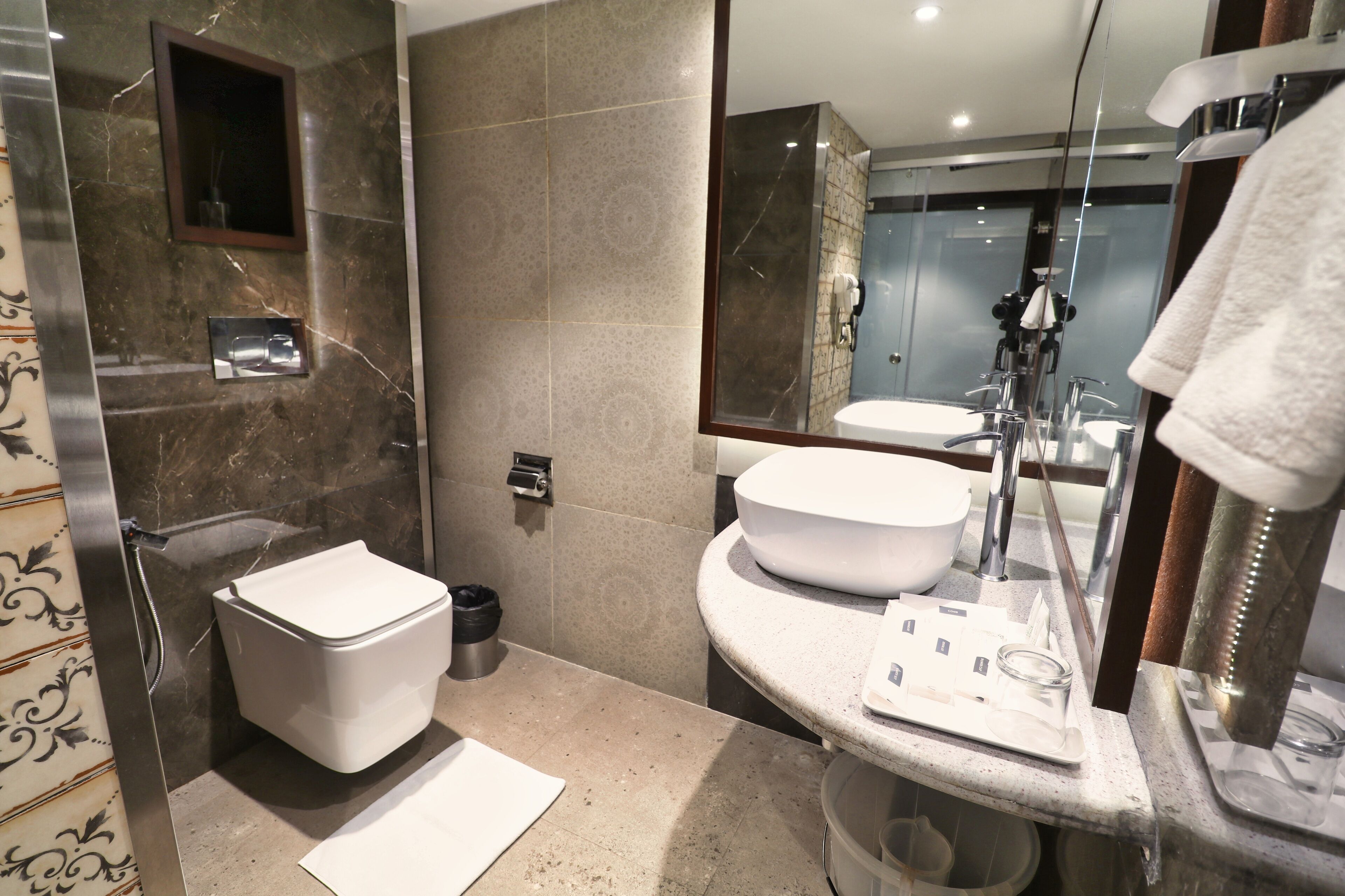 Un baño moderno con inodoro, bidé y lavamanos.