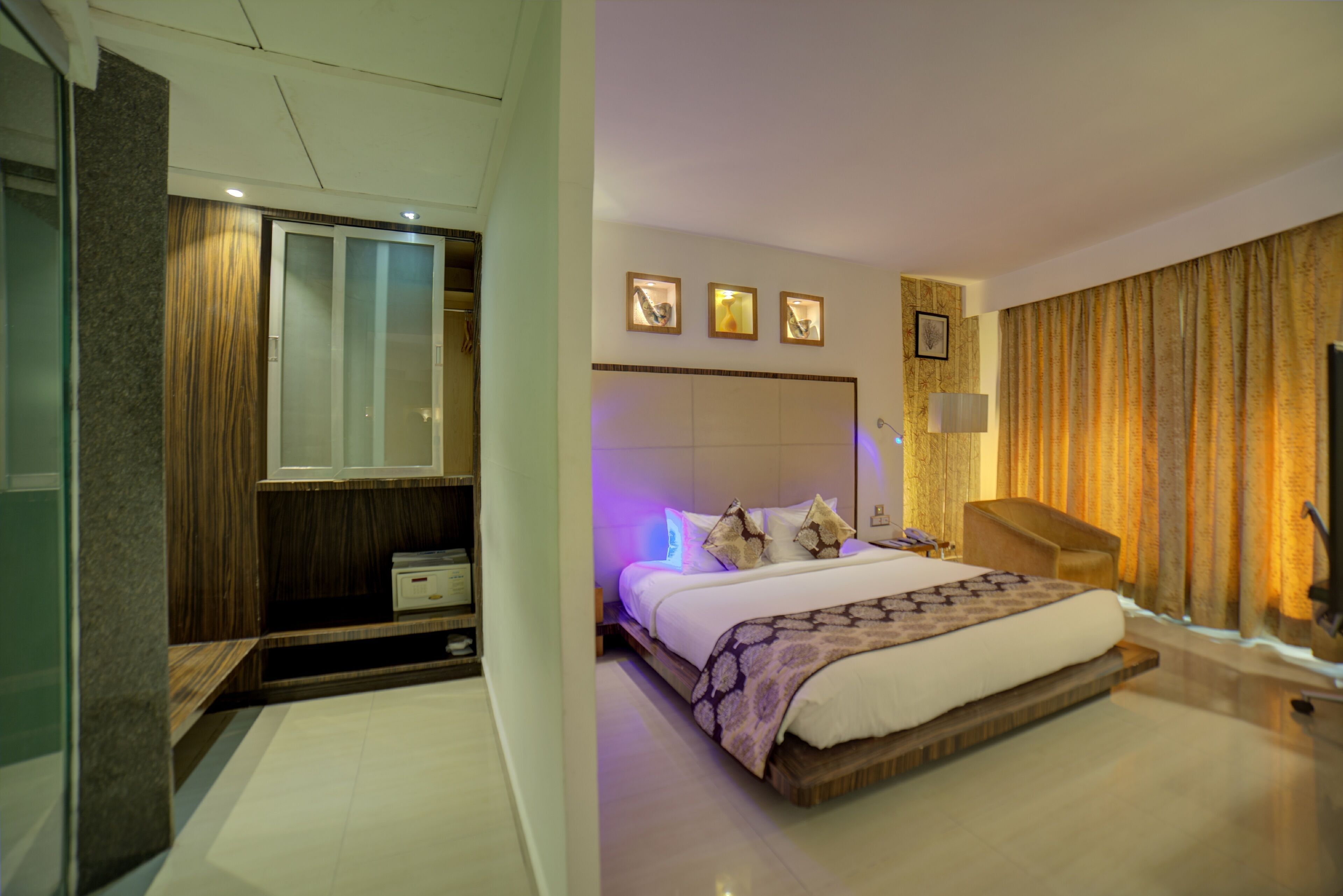 Premium bedding, pillowtop beds, minibar, in-room safe
