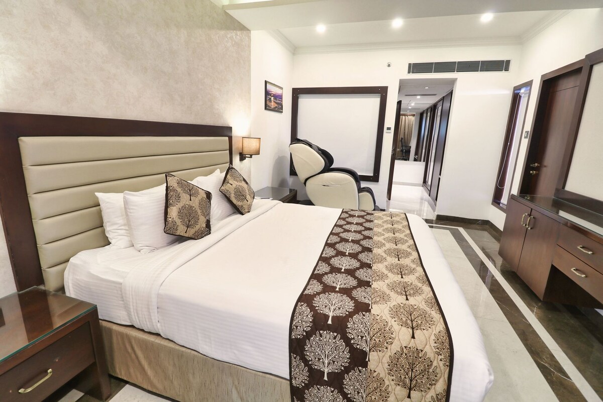 Premium bedding, pillow-top beds, minibar, in-room safe