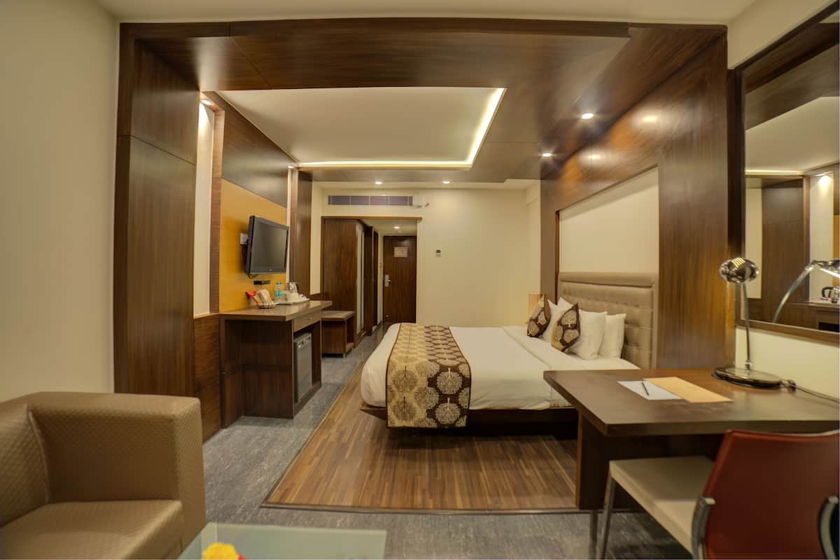 Premium bedding, pillowtop beds, minibar, in-room safe