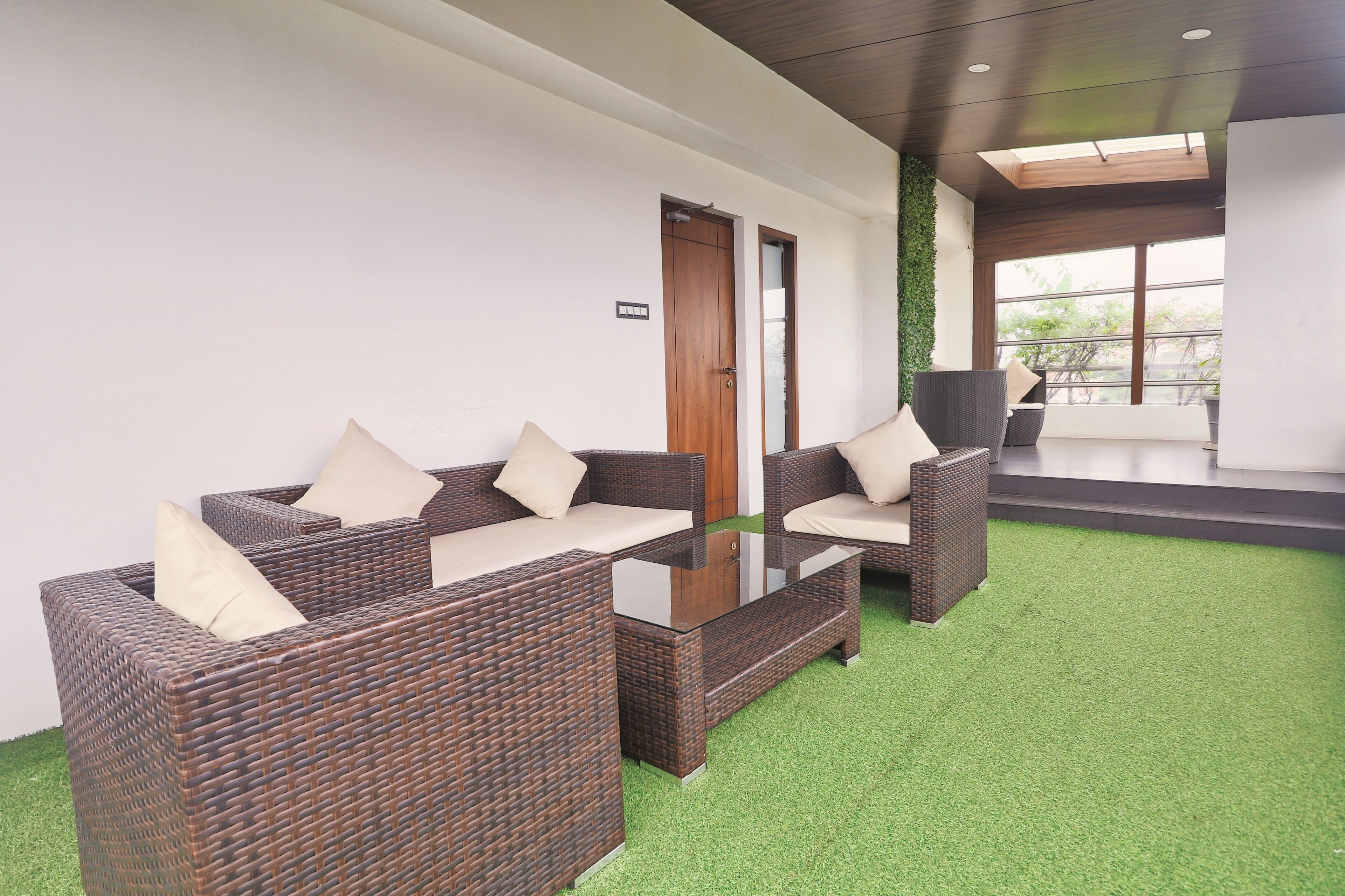 Suit | Zona de estar | Televisión de pantalla plana de 32 pulgadas con canales por cable