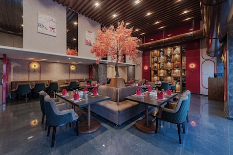 Restaurant. Goldfinch Hotel Mangalore