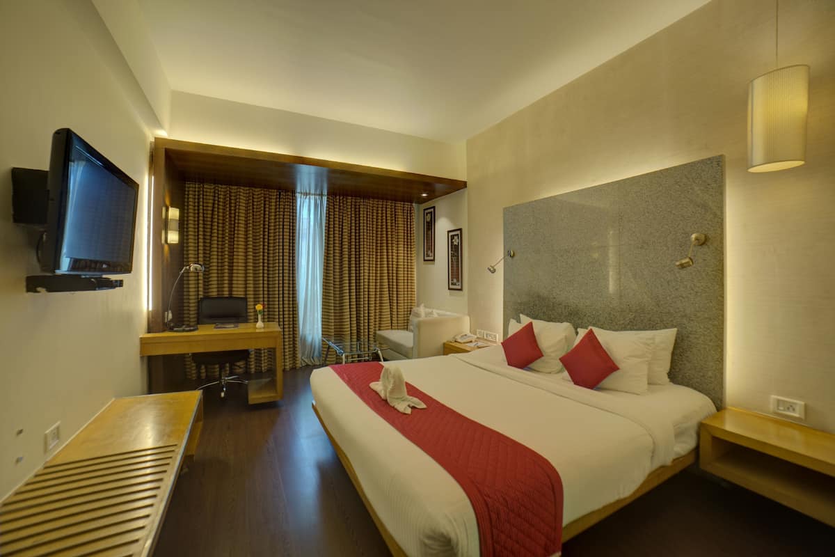 Premium bedding, pillowtop beds, minibar, in-room safe