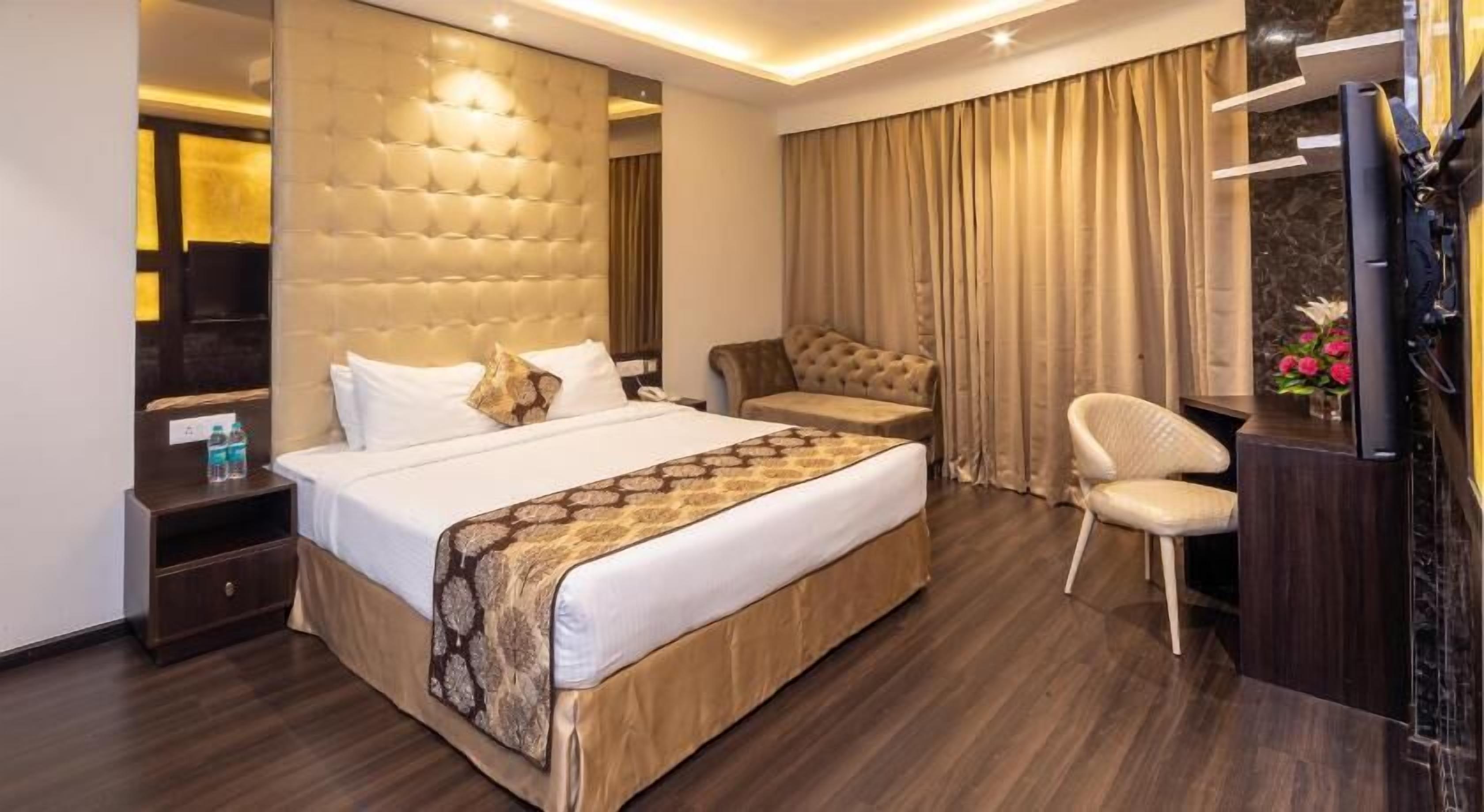 Premium bedding, pillowtop beds, minibar, in-room safe