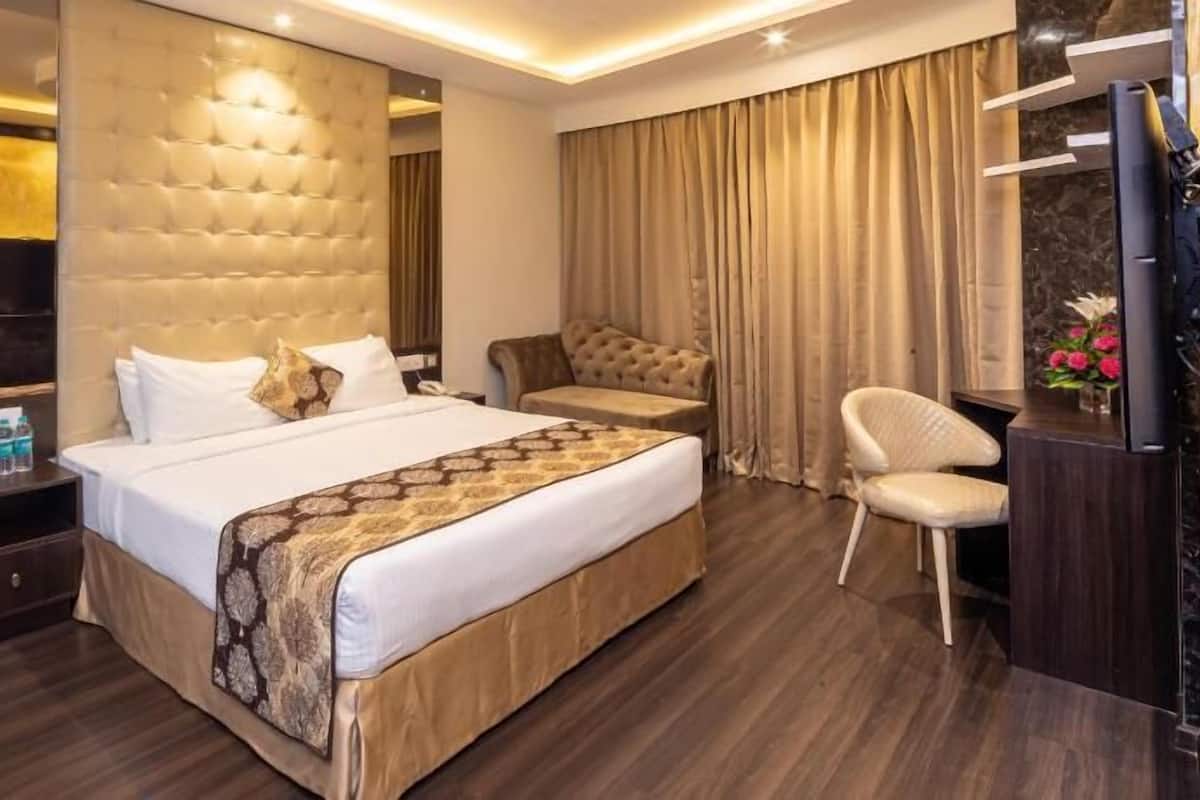 Premium bedding, pillowtop beds, minibar, in-room safe