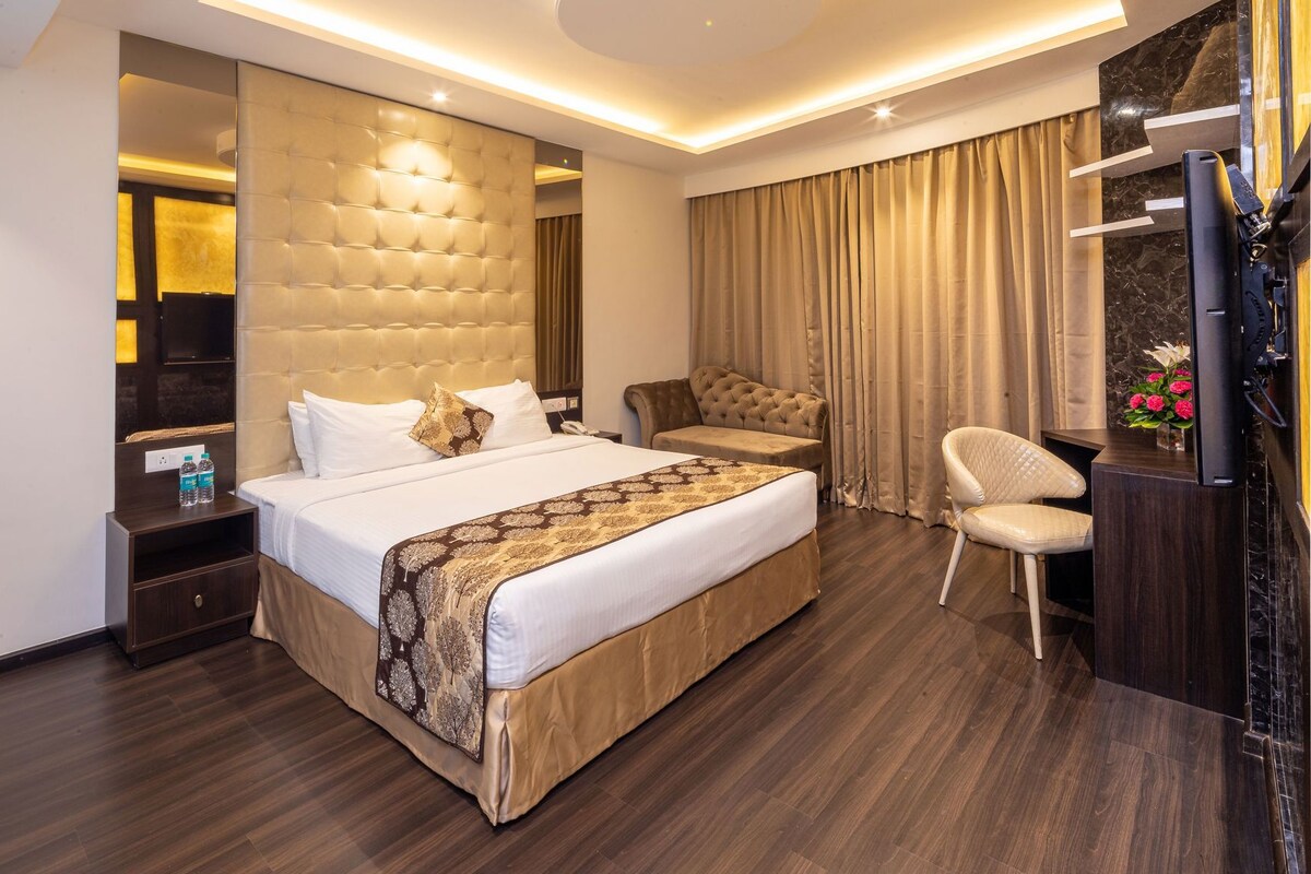 Premium bedding, pillowtop beds, minibar, in-room safe
