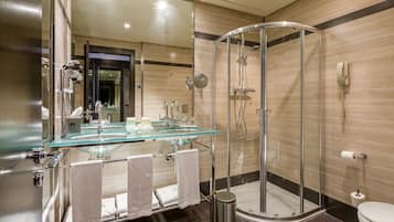Amenidades de baño gratuitas, secadora de cabello, bidet, toallas