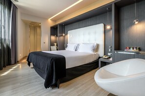 Hypo-allergenic bedding, down duvets, minibar, in-room safe - Hotel Maydrit Airport (Madrid)