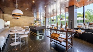 Desayuno buffet todos los días (EUR 18 por persona)