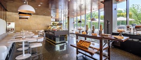 Desayuno buffet diario (EUR 18 por persona)