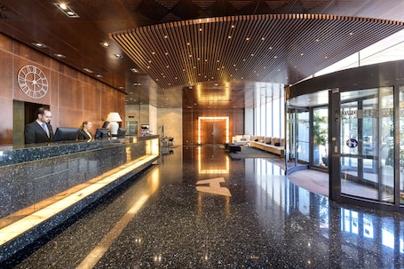 Lobby. Hotel Maydrit Airport