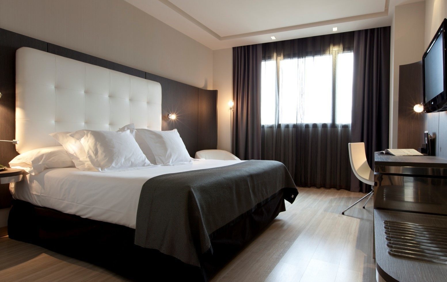 Hypo-allergenic bedding, down comforters, minibar, in-room safe