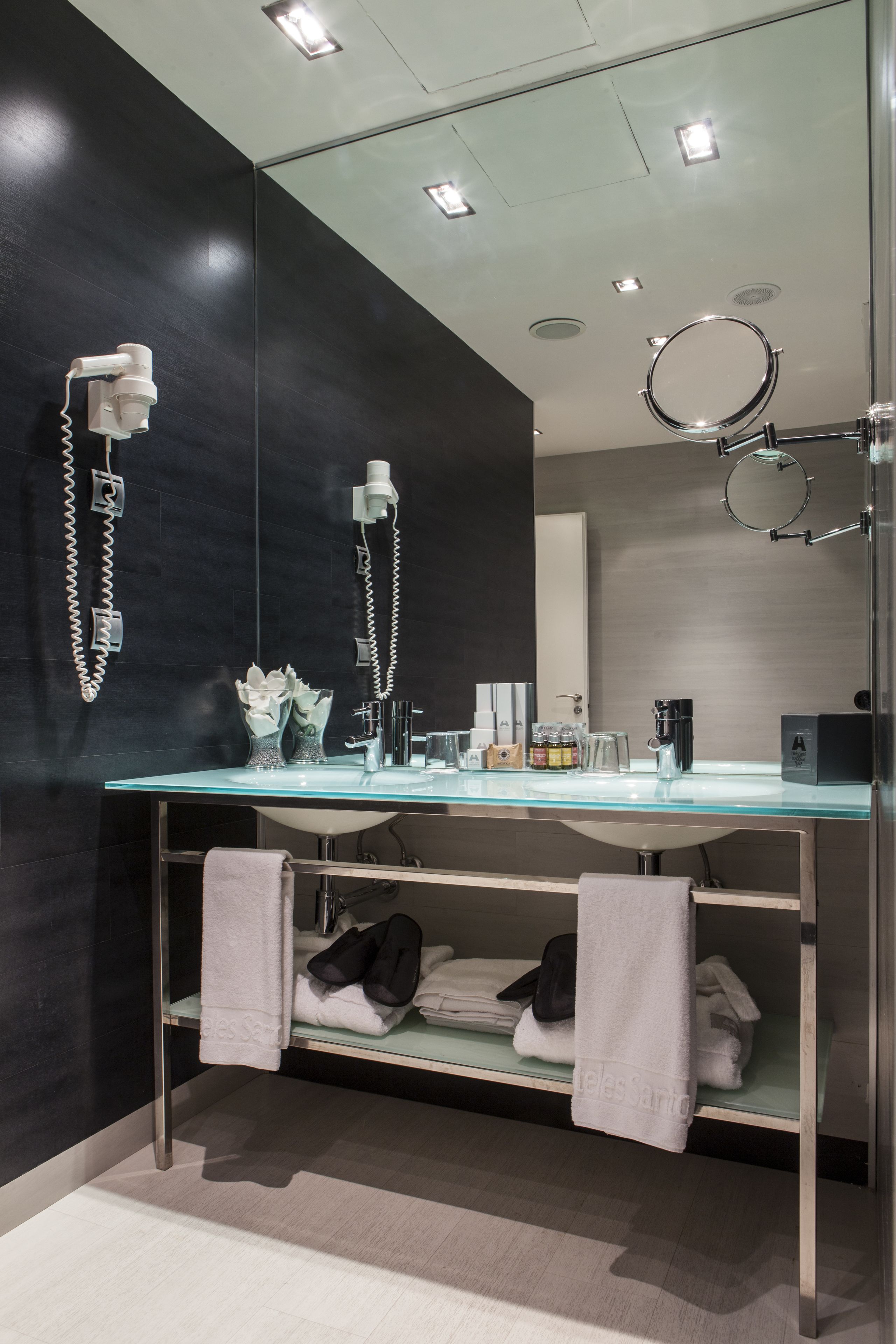 separate bathtub and shower, hair dryer, bidet, towels